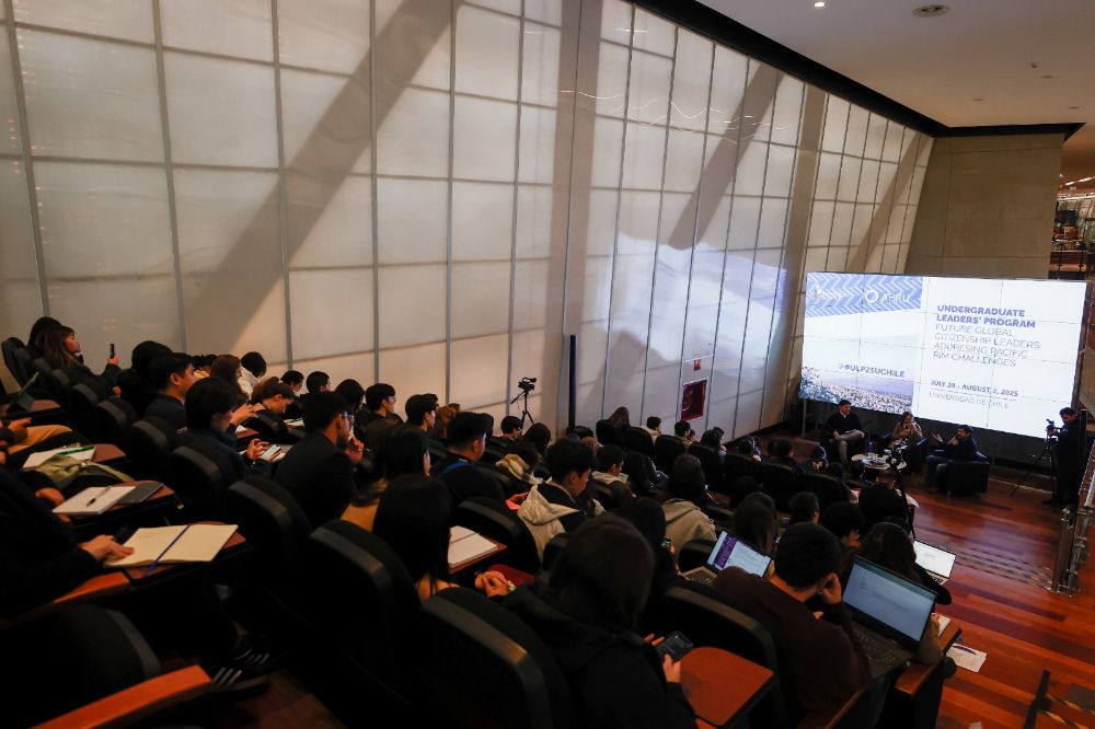Los 72 estudiantes invitados, pertenecientes a 11 universidades de la Cuenca del Pacífico, llegaron hasta Plataforma Cultural en Juan Gómez Millas para participar de la actividad. 